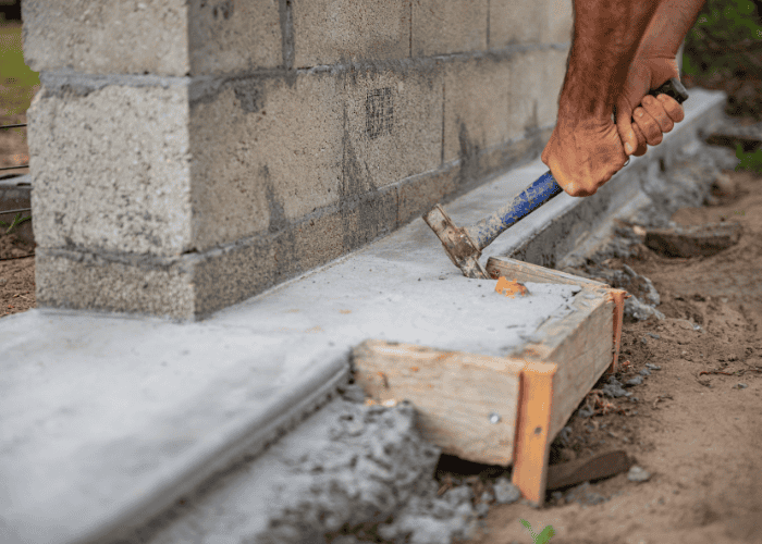 maçon en train de travailler à Tartas
